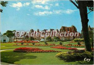 Postcard Moderne Cabourg (Calvados) Gardens Casino