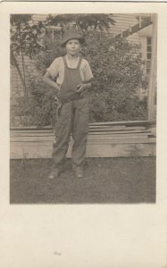 RP; SPRINGFIELD, Vermont, 1910; Child posing with rifle