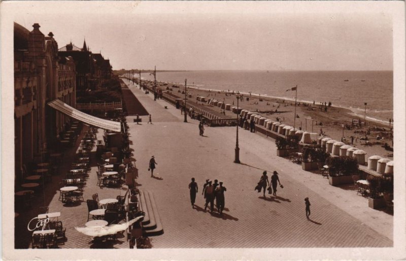 CPA CABOURG La Terrasse des Anglais vers l'Ouest (1250181)