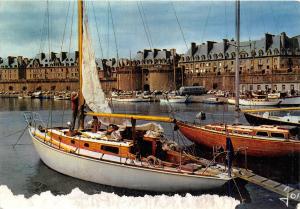 BR15854 Saint Malo Les yacht devant les remparts ship bateaux  france