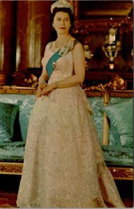 H.M. Queen Elizabeth II Stunning Jewels and Dress Postcard Z1