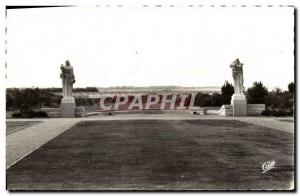 Postcard Modern Colleville St Laurent cemetery Statues of the American Army