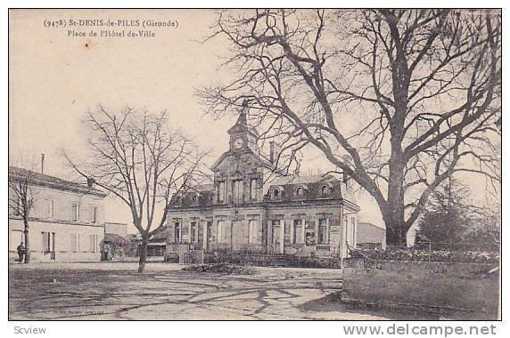 Place De l'Hotel De Ville, St. Denis-de-Piles (Gironde), France, 1900-10s