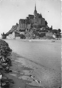 BR17140 Le Mont Saint Michel a maree basse france