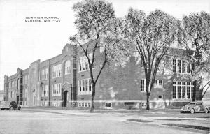 MAUSTON WISCONSIN NEW HIGH SCHOOL-NICE OLD CARS POSTCARD 1940s