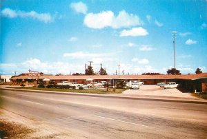 Postcard 1950s Texas Lavaca Surf Motel Swimming Pool autos TX24-2465