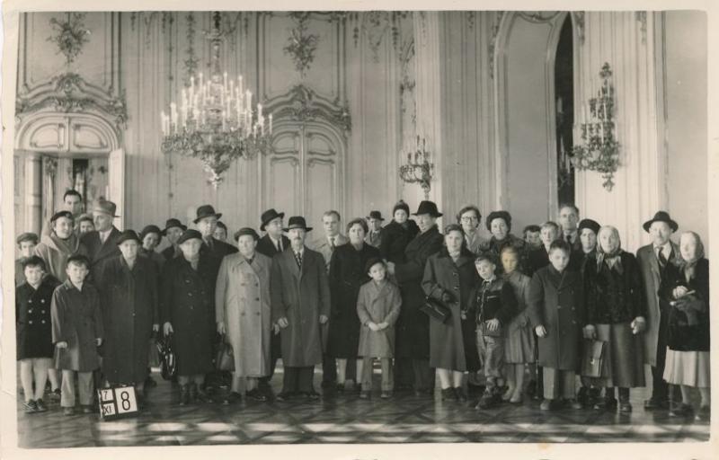 RPPC Visitors to Schoenbrunn Castle - Vienna, Austria - Wien, Österreich