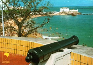 VINTAGE CONTINENTAL SIZE POSTCARD BARRA DE AVENIDA BEACH AT SALVADOR BRASIL