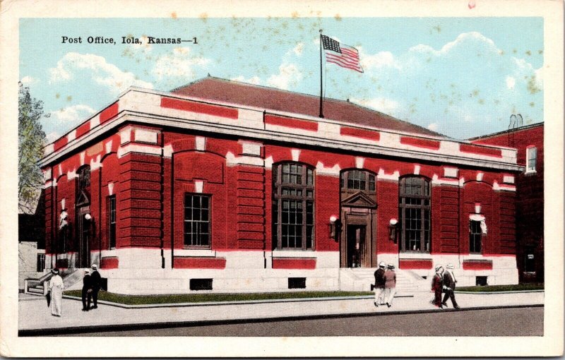 Postcard United States Post Office Building in Iola, Kansas