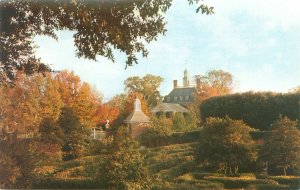 Williamsburg VA Holly Maze, Governor's Palace Chrome Postcard Unused