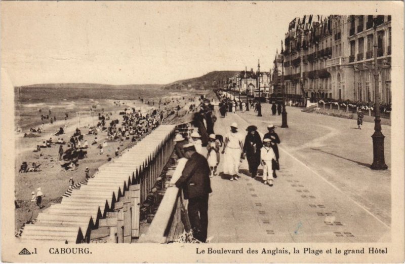 CPA CABOURG Le Boulevard des Anglais - La Plage et le Grand Hotel (1229612)