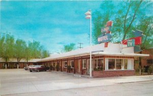 Nevada Lovelock Two Stiffs Selling gas Motel 1950s MWM Postcard 22-8433