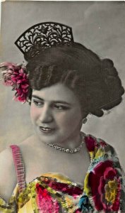 BEAUTIFUL YOUNG SPANISH WOMAN -COLORFUL DRESS-FLOWER-TIARA PHOTO POSTCARD