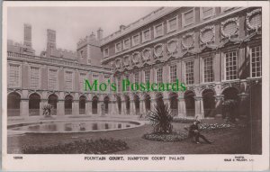 Middlesex Postcard - Hampton Court Palace, Fountain Court  RS32418