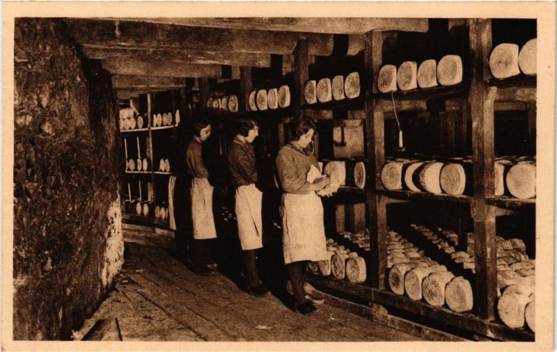 CPA  Roquefort -Caves de la Rue-Revirage du fromade -Les cabaniéres (249964)