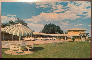 Vintage Postcard 1960's The Travelier Motel, Hgwy 36 & 63, Macon, Missouri (MO)