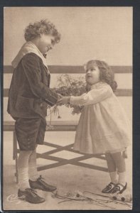 Children Postcard - Boy and Girl Sweethearts   T2522