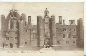 Middlesex Postcard - Base Court - Hampton Court Palace - Middlesex - Ref TZ1869