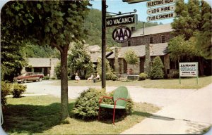 Postcard TN Gatlinburg E.B. Reagan's Cottages & Guest House Roadside 1950s S78