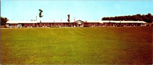 Algona, IA Iowa COLONIAL MOTEL~Chet Schoby ROADSIDE Kossuth Co 3½ X 8¼ Postcard