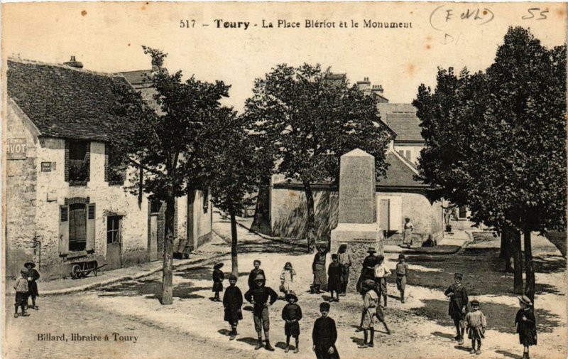 CPA AK Toury - La Place Blériot et le Monument (710091)