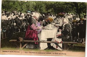 CPA Une noce aux Env. de VANNES - La table de la mariée (193009)