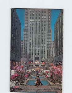 Postcard The Channel Gardens in Spring dress, Rockefeller Center, New York