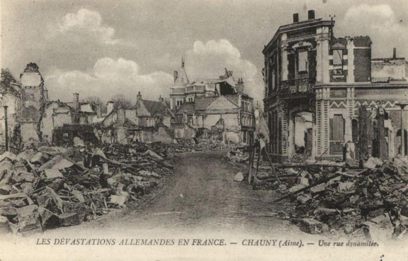 CPA LES DeVASTATIONS ALLEMANDES EN FRANCE CHAUNY Une rue dynamit(152047)