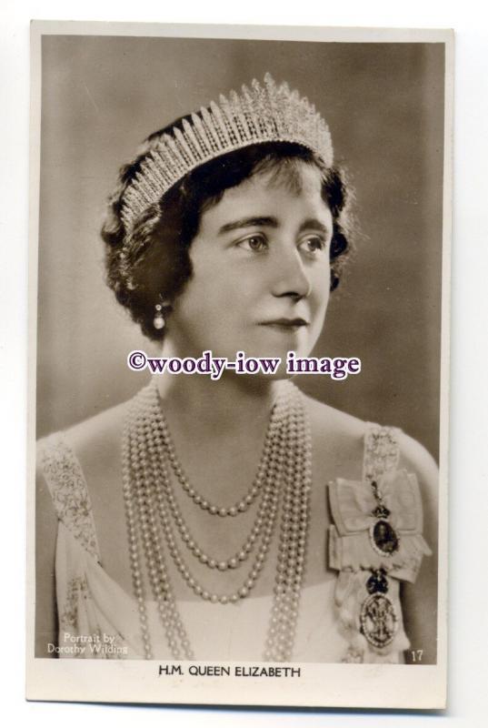 r1552 - Queen Elizabeth ( Bowes-Lyon ) wearing Tiara & Pearls - postcard