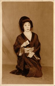 PC CPA geisha girl performing real photo postcard JAPAN (a14564)