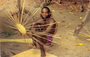 BR28111 Africa in Picture Basket making