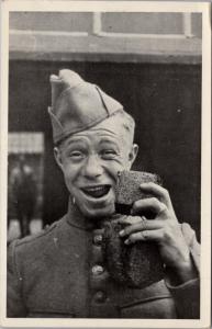 'Nederland Paraat' Serie 3 Dutch Soldier Eating Food Military c1939 Postcard E25