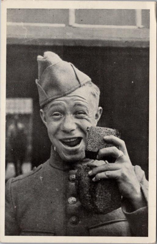 'Nederland Paraat' Serie 3 Dutch Soldier Eating Food Military c1939 Postcard E25