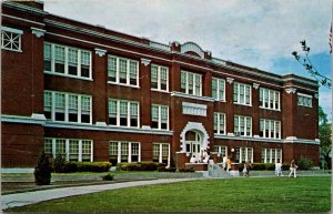 View of Iola Jr. College and High School, Iola KS Vintage Postcard Q74