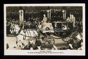 r4747 - The Royal Wedding, Bride & Groom drive through Paliament Sq. - postcard