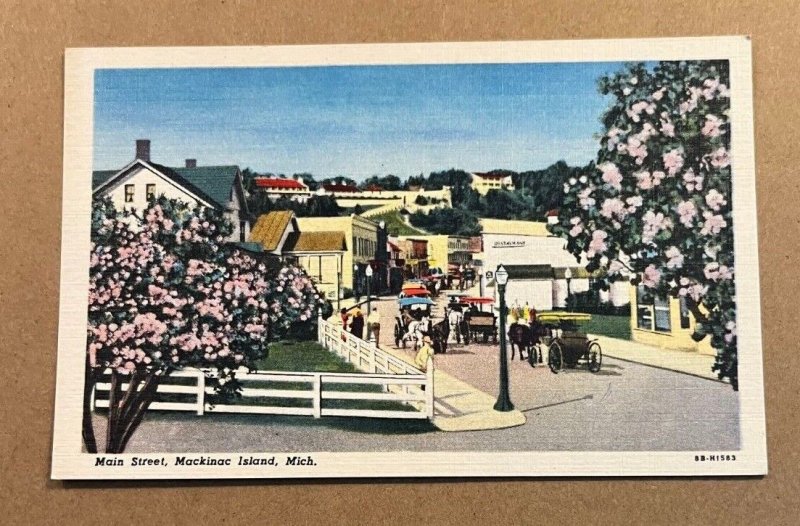 UNUSED LINEN POSTCARD - MAIN STREET, MACKINAC ISLAND, MICH