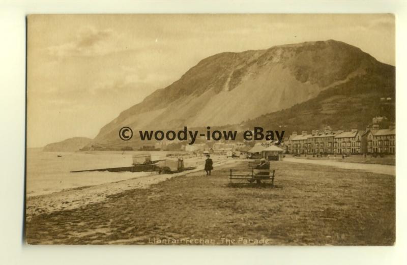 tp8045 - Wales - Looking along the Parade & Beach, in Llanfairfechan- Postcard