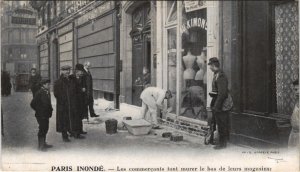 CPA Inondations 1910 PARIS Commercants font murer le bas de magasins (995994)