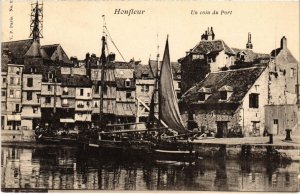 CPA Honfleur Un coin du Port FRANCE (1286078)