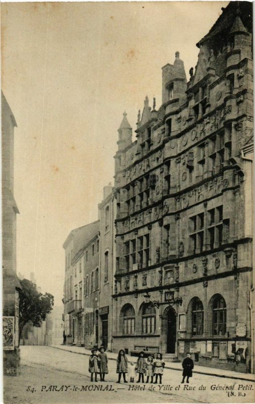 CPA Paray le Monial Hotel de Ville et Rue du General Petit FRANCE (952959)