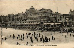 CPA BIARRITZ Artistique - Le Bain a marée haute devant le Casino (450236)