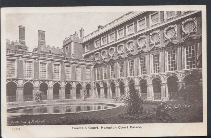 Middlesex Postcard - Fountain Court, Hampton Court Palace   RS7859