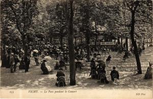 CPA VICHY Le parc pendant le Concert (266701)