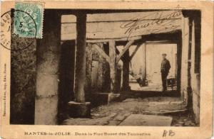 CPA MANTES-la-JOLIE Dans la Rue Basse des Tanneries (617920)