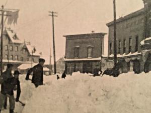 Postcard  Winter Scene, City Square, Ishpeming, MI    Y4