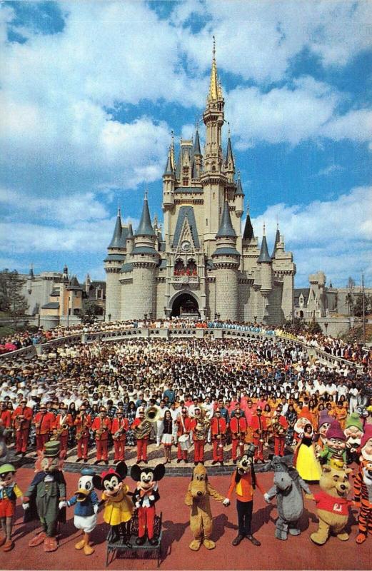 Early Walt Disney World, 01110238, Mickey and Cast of Thousands Vintage Postcard