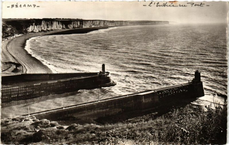 CPA FÉCAMP Entrée du Port et les Falaises (416260)