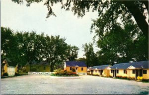 Vtg 1950s Colonial Motel Buchanan County Independence Iowa IA Roadside Postcard