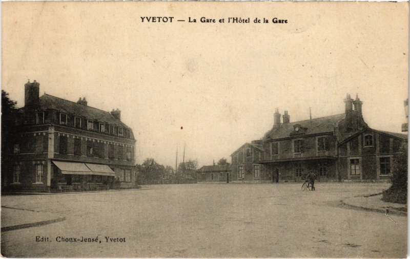 CPA YVETOT - La Gare et l'Hotel de la Gare (105458)