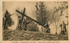 France Lourdes II Station du Calvaire Jesus est charge de sa croix